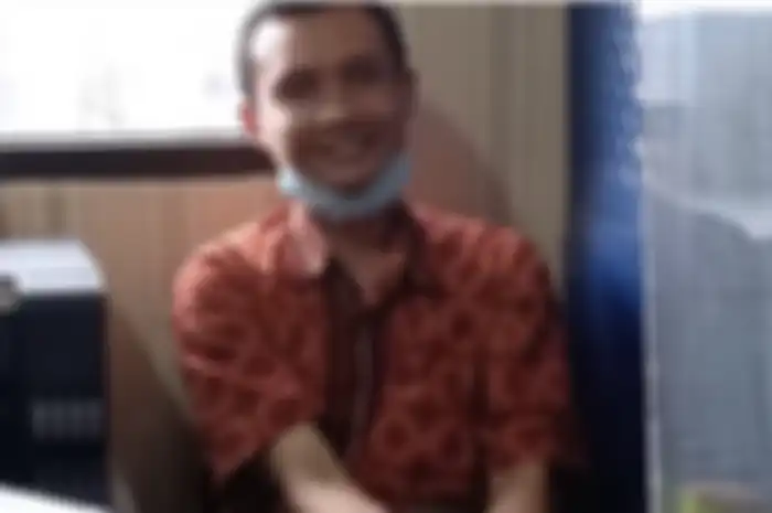Foto Yana Sumedang yang tampak tersenyum saat menjalani pemeriksaan di kantor polisi sudah membuat geram netizen.