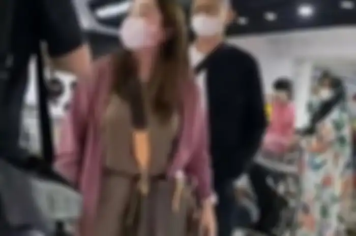 Berbarengan video terkait wanita muda yang menunjuk-nunjuk hingga memaki ibu Arteria Dahlan viral, netizen singgung karma anggota DPR.