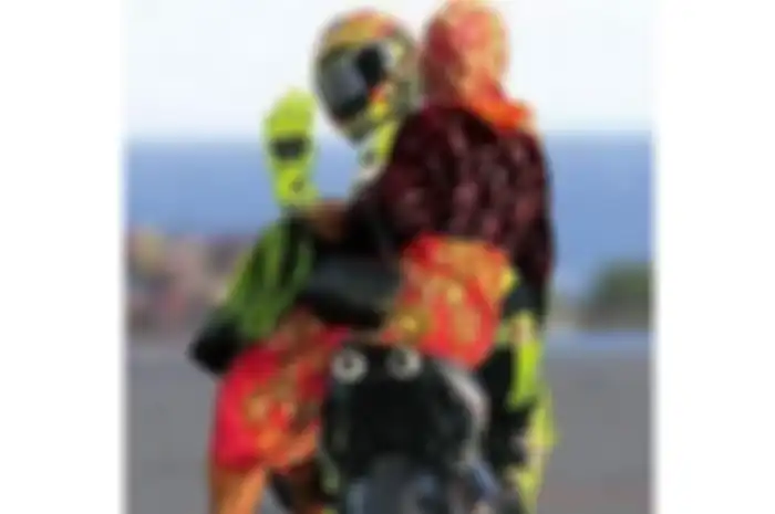  Wow, muncul foto Valentino Rossi bonceng emak-emak pakai baju khas suku Sasak Lombok di Sikuit Mandalika.