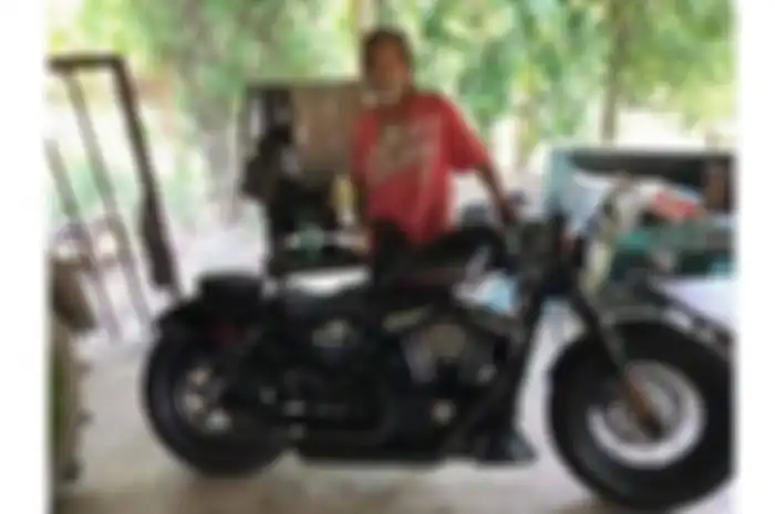 Kakek berbaju robek-robek beli motor gede Harley-Davidson