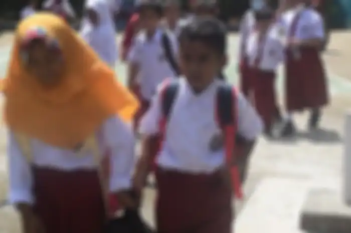 Mirip Children of Heaven, Kakak Adik di Baubau Gantian Pakai Sepatu demi Bisa Sekolah 