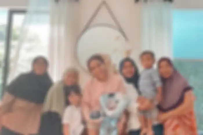 Foto Gisel yang terlihat gembira saat reuni dengan mantan pengasuh Gempi sudah bikin gemas netizen di media sosial.