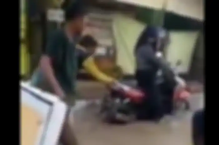 Pemotor wanita terobos jalan yang baru dicor