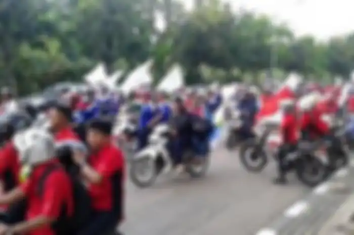 Ilustrasi demo buruh pakai motor di Jakarta. Bikers Hindari Jalan Ini, 50.000 Buruh Akan Demo di Depan Gedung DPR RI Hari Ini