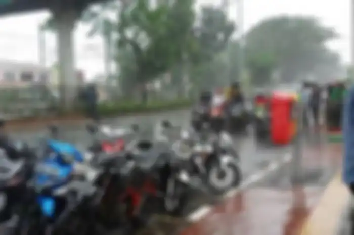 Ilustrasi. Bikers wajib selalu sedia jas hujan, meski musim kemarau namun BMKG memprediksi ada hujan lebat seminggu kedepan