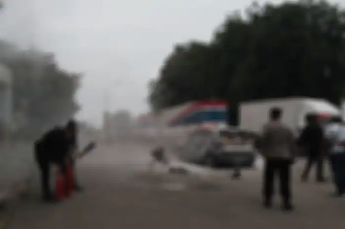 Bikin ngeri, gerombolan ormas yang naik motor menyerang mobil hingga keroyok sopir.