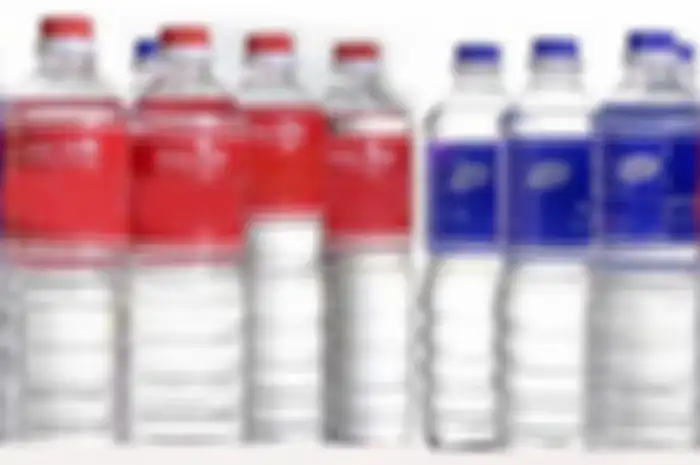 Air aki tutup botol biru bisa diminum tapi tidak dianjurkan. Yang merah haram diminum