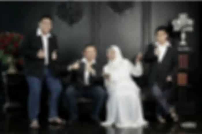 Istri Brigjen M Zamroni bernama Erlina Maya Rahmayanti. Foto-foto mereka bersama kedua putranya tersimpan dalam akun Facebook.