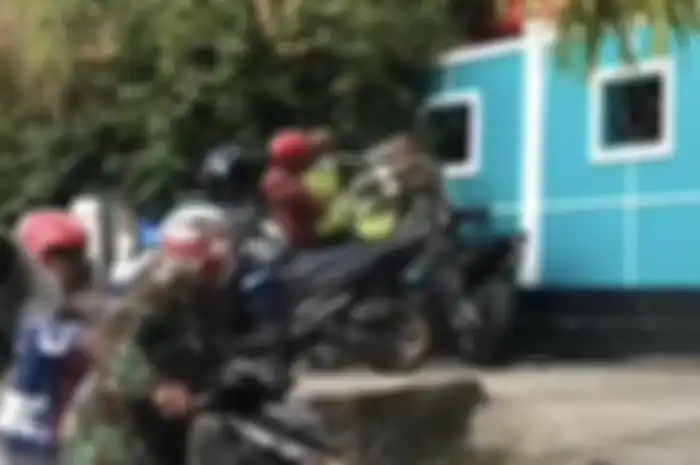 Foto anggota TNI bogem 2 polisi lalu lintas di Ambon akhirnya tersebar luas di media sosial. Ternyata penyebabnya masalah sepele ini.