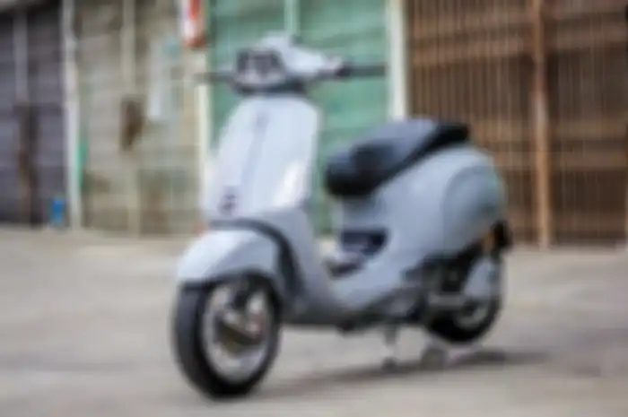 Vespa Sprint kena modifikasi, mejeng pakai warna elegan dan aksesoris sekelas sultan.