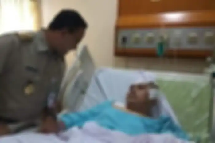 Gubernur DKI Jakarta Anies Baswedan menjenguk mahasiswa korban demo 2019 Faisal Amir di rumah sakit.