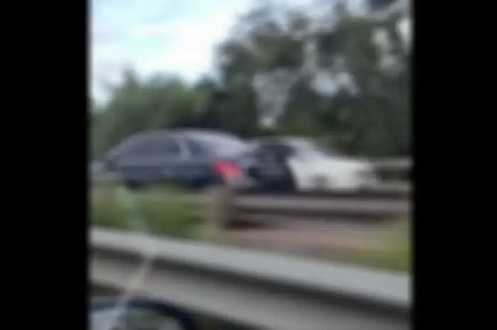 Viral video mobil mahal merek Mercedez-Benz nekat lawan arah di tol JORR, kelakuannya ngalahin pemotor.