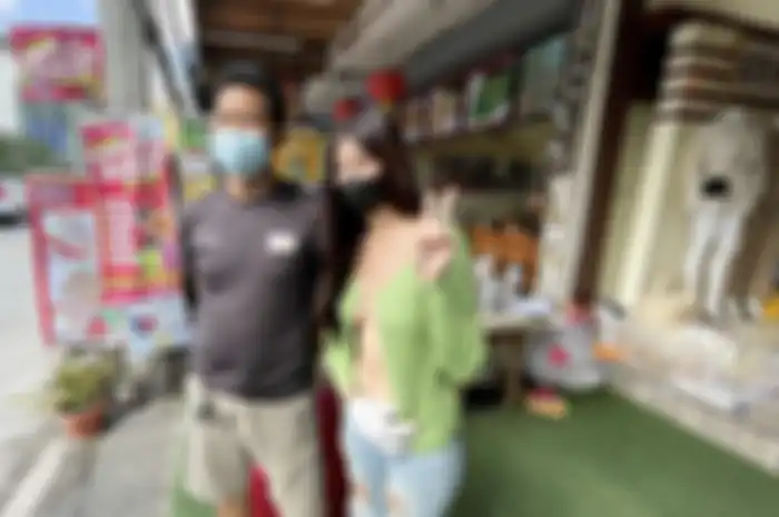 Foto mahasiswi cantik tanpa bra hingga membuat belahan dadanya tersembul dengan jelas telah memicu protes dari warga setempat.