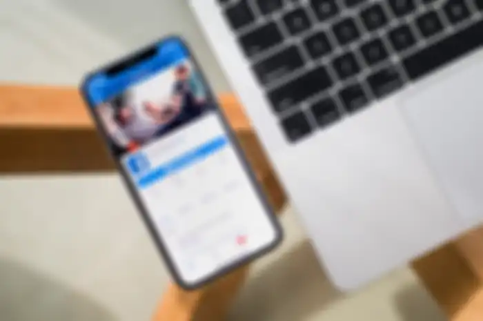 Ilustrasi Facebook di iPhone