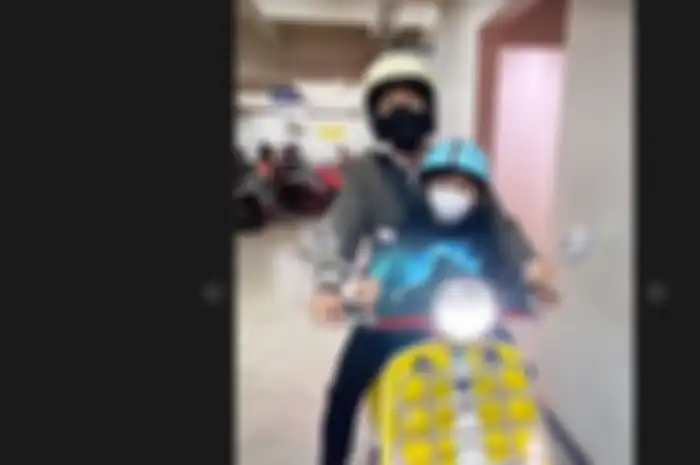 Artis Nagita Slavina baru saja lahiran, Raffi Ahmad dan Rafathar night ride bareng naik Vespa Primavera Sean Wotherspoon.