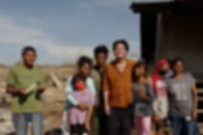 Rizky Febian bersama penduduk setempat di Pulau Sumba ketika mengerjakan single Pepatah