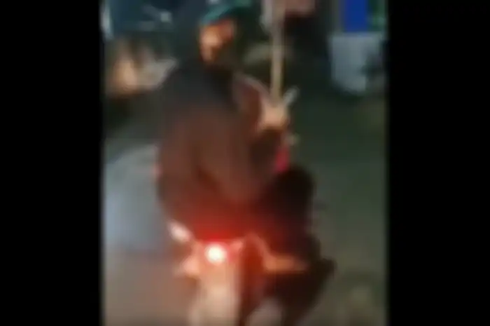  Viral di media sosial, gerombolan pemuda diduga geng motor bawa celurit teriak paket ke rumah warga di Cibubur, Jakarta Timur.