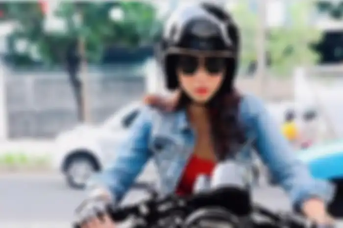 Bikin lemes, cantiknya pose selebgram Angela Lorenza yang sedang naik motor Kawasaki W175 kustom.