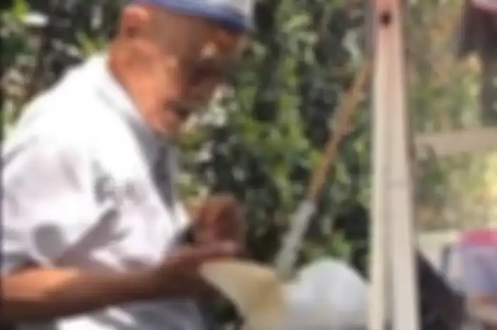 Video viral di TikTok seorang kakek 99 tahun jualan lumpia ditemani istri.