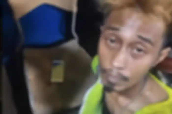 Foto tampang pelaku mutilasi kurir ojol Ridho Suhendra disebarkan. Beberapa foto yang dirilis oleh polisi itu ditayangkan stasiun TV. 