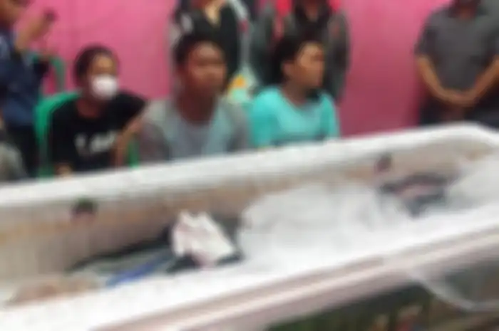 Foto istri Poltak Pasaribu korban tembak Ipda OS yang meratapi jenazah suaminya itu mendapatkan doa dan bela sungkawa dari kerabat mereka.