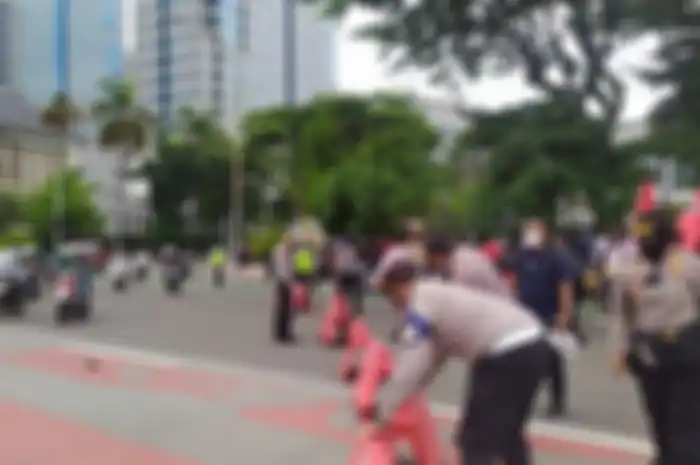 Ilustrasi penutupan jalan. Daftar jalan di Jakarta bakal ditutup hari ini, bikers wajib catat jangan sampai terjebak macet.