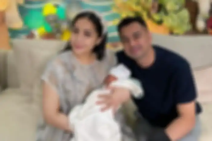 Rayyanza Malik Ahmad dan kedua orang tuanya.