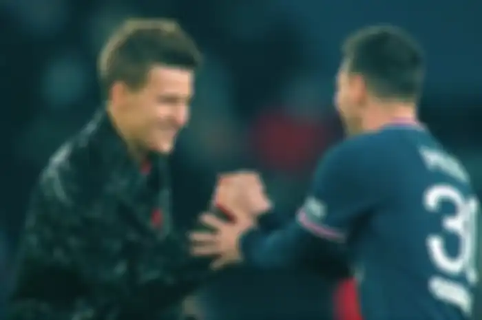  Video juara dunia MotoGP 2021, Fabio Quartararo lakukan kick off bareng Lionel Messi di laga PSG vs Nice.