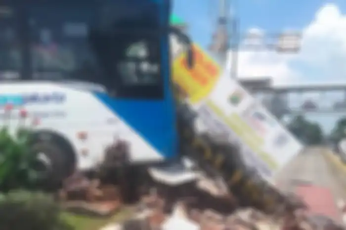 Video Bus TransJakarta Tabrak Pos Polisi Sampai Roboh, Ternyata Ini Penyebabnya