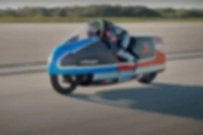 Wow, legenda MotoGP Max Biaggi pecahkan rekor top speed motor listrik tembus 456 km per jam!