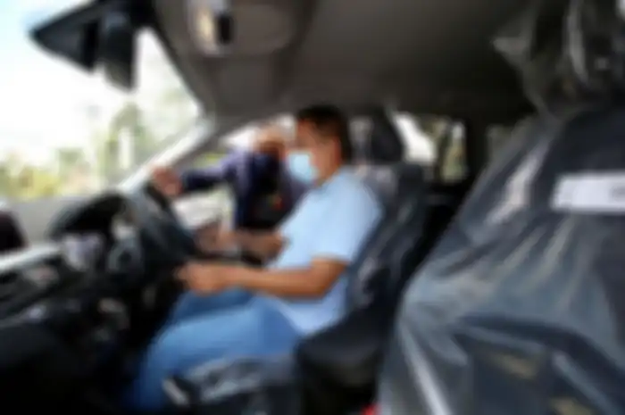Viral seorang office boy dapat hadiah mobil BMW mewah seharga 23 unit Yamaha NMAX