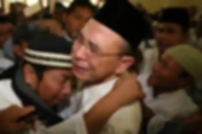 Eko Patrio menjenguk Haji Lulung bersama Ketua Umum PAN, Zulkifli Hasan. Foto terkini Haji Lulung sudah bikin cemas netizen. 