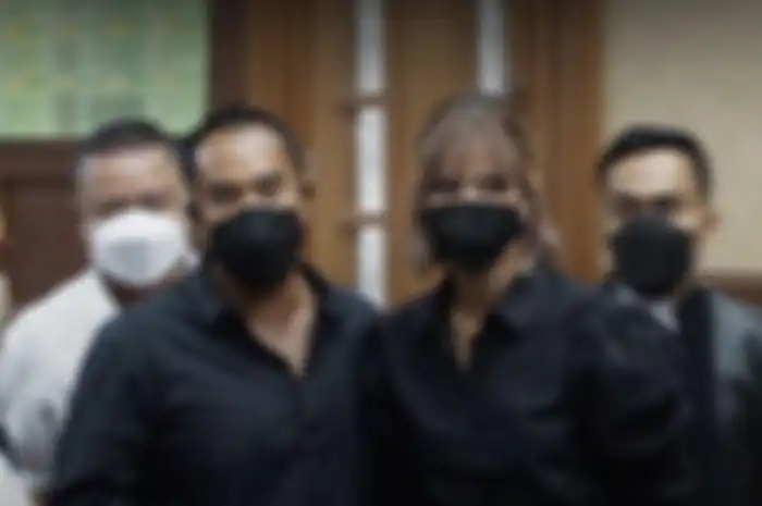 Wajah Nia Ramadhani tampak berbeda usai 5 bulan berada di panti rehabilitasi. Dulu foto istri Ardi Bakrie sebelum ditangkap bikin syok. 