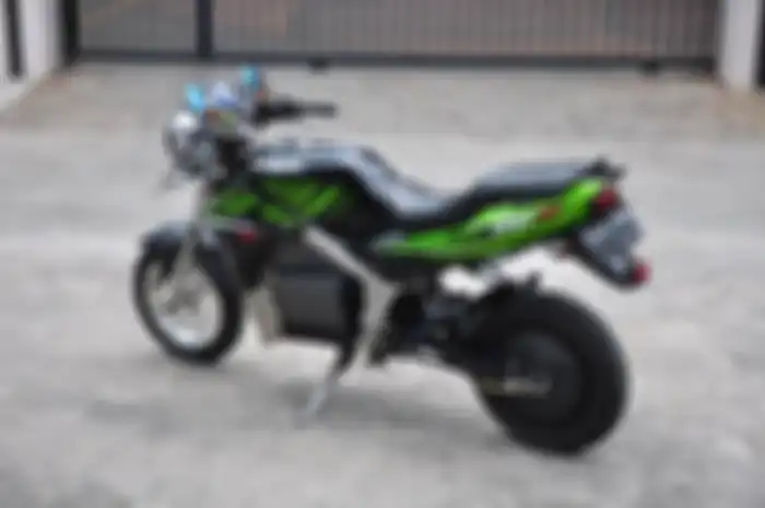 Modifikasi motor listrik konversi dengan basis motor 2-tak Kawasaki Ninja 150 SS.