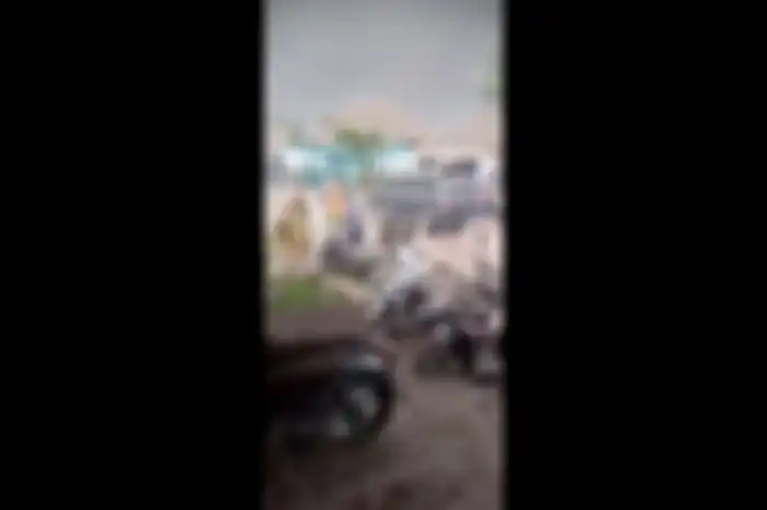 Beberapa motor terkena dampak Gunung Semeru meletus.