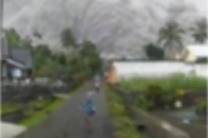 Foto warga di kaki Semeru yang berlarian panik menghindari gumpalan awan panas menjadi perhatian Gubernur Jawa Timur Khofifah Indar Parawansa. 