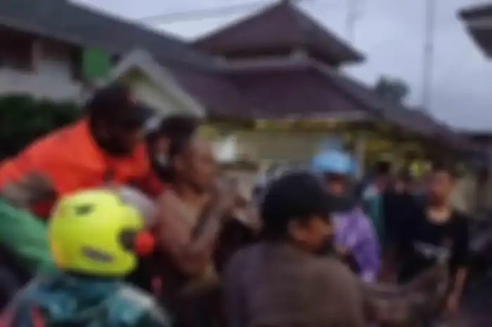Foto jasad lansia korban erupsi Semeru yang tergeletak di jalan itu sudah membuat netizen miris. BPBD akui tak ada alarm peringatan bencana.