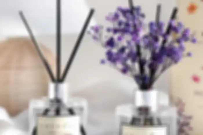 Segarkan ruangan dengan aroma terapi yang bisa sekaligus dijadikan hiasan.