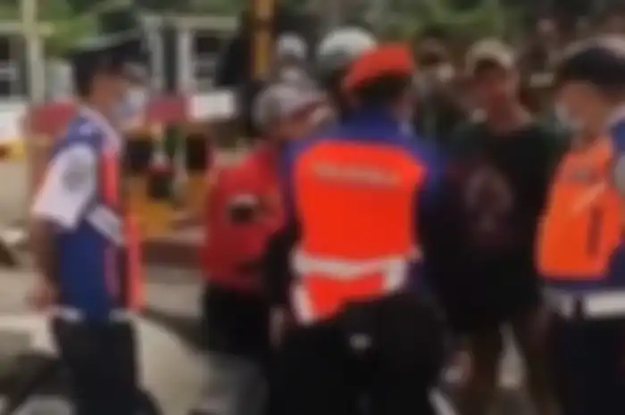Petugas Dishub dikeroyok pemotor