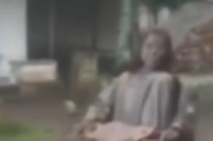 Wajah seorang ibu penuh debu erupsi Gunung Semeru