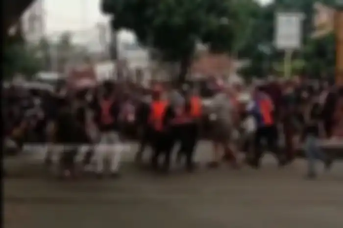Perugas palang kereta api dikerorok pemotor