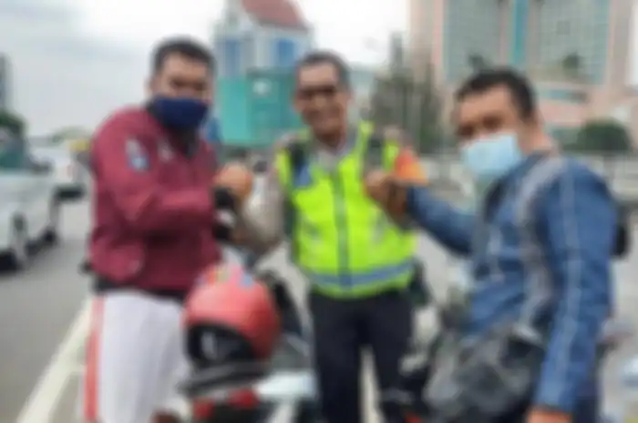 Kisah driver ojek online (ojol) dan polisi jujur mengembalikan iPhone yang tergeletak di tengah jalan ke pemiliknya.