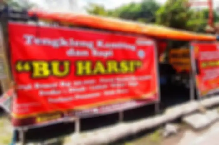 Harsi mengaku warung tengklengnya sepi pembeli. Bahkan, Harsi sampai menangis gegara warungnya dituding mematok harga mahal.