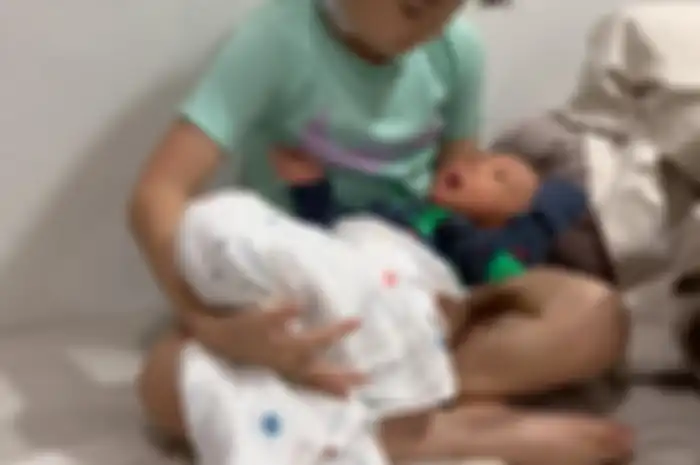Netizen langsung berebut komentar di foto Gempi menimang adik Rafathar. Mereka begitu bahagia melihat Gempi yang sudah semakin besar. 