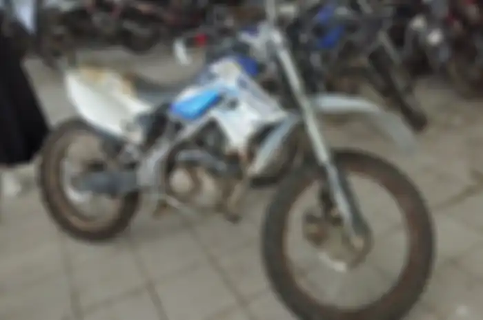 Menggiurkan, motor Kawasaki D-Tracker dilelang mulai Rp 5 jutaan, STNK dan BPKB komplit, buruan sikat.