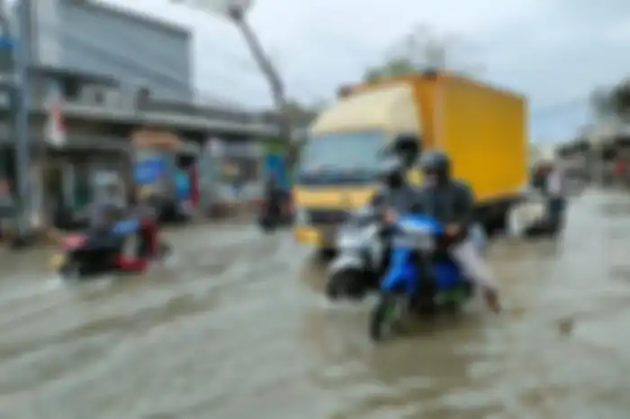 Cerita pemilik bengkel motor ketiban rezeki gara-gara banjir rob di Muara angke, Jakarta Utara.