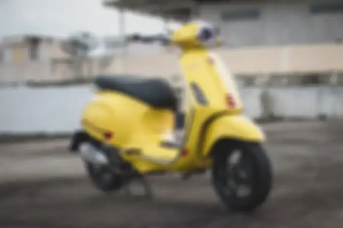  Wuih, modifikasi Vespa Sprint 150 kuning ini makin atraktif berkat aksesoris yang dipakai benar-benar jempolan bro!