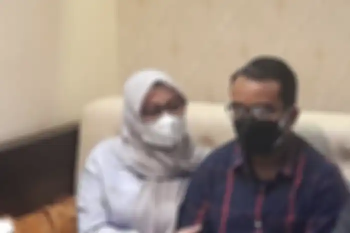 Istri dosen Unsri Reza Ghasarma menyesalkan foto keluarga mereka beredar di media sosial. Dia mengaku kecewa karena suaminya dihujat.