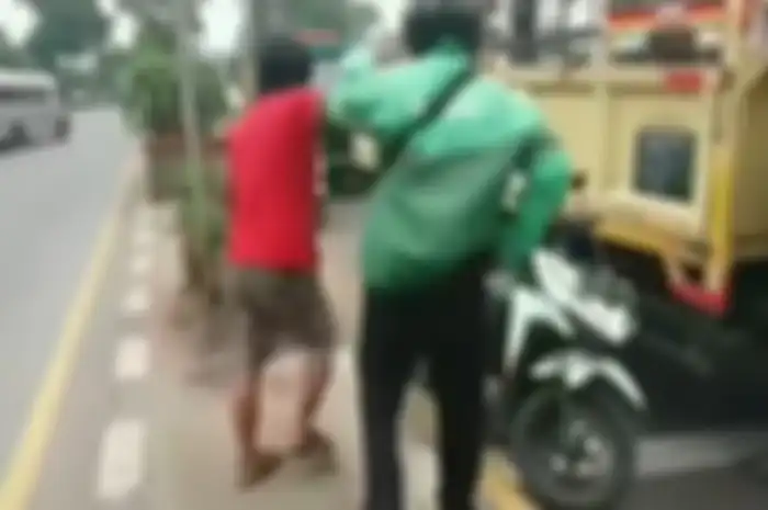 Driver ojol dan sopir truk cekcok.