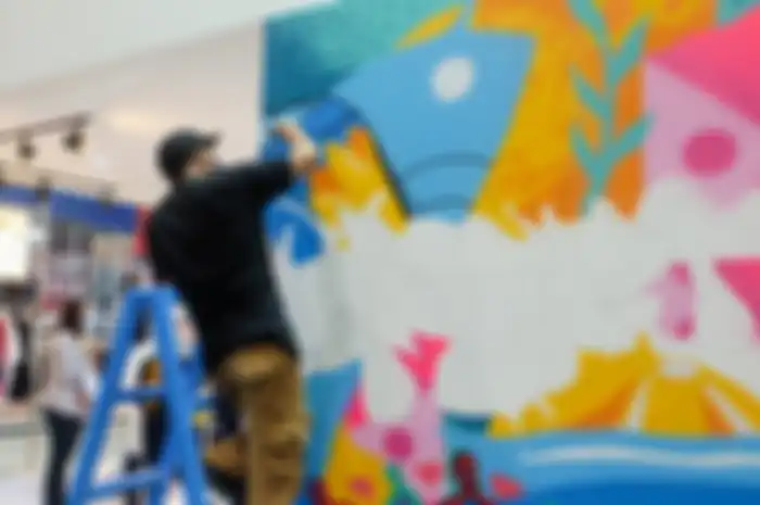 Arnies Muhammad membuat mural di JakCloth 2021